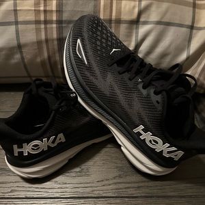Woman’s size 7.5 Hoka Clifton 9’s
